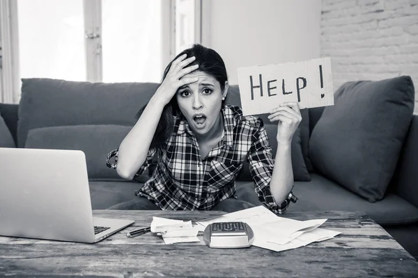 Mujer Atractiva Joven Preocupado Desesperado Pidiendo Ayuda Banca Contabilidad Casa — Foto de Stock