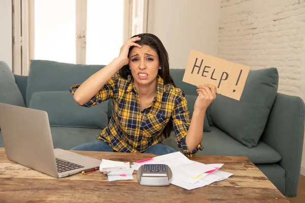 Jovem Mulher Atraente Preocupado Desesperado Pedindo Ajuda Banca Contabilidade Casa — Fotografia de Stock