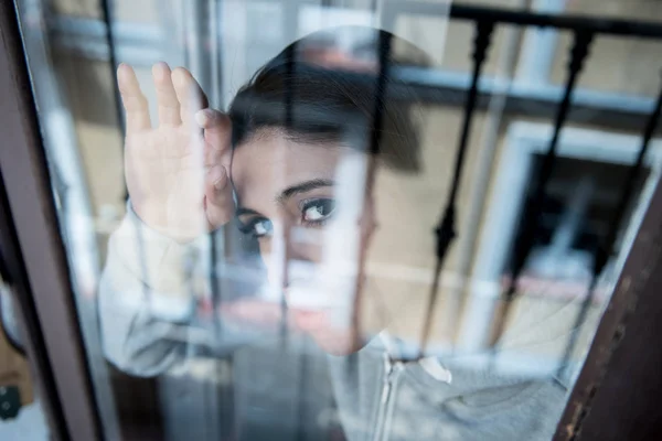 Jovem Bonita Deprimida Mulher Latina Infeliz Olhando Preocupado Triste Através — Fotografia de Stock