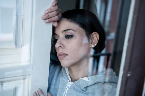 Junge Schöne Deprimierte Unglückliche Lateinische Frau Die Hause Besorgt Und — Stockfoto