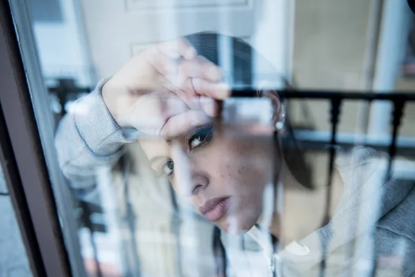 年轻美丽郁闷的拉丁女人看着忧愁和伤心透过窗外的家 感到毫无价值和痛苦 抑郁症与危机概念 — 图库照片
