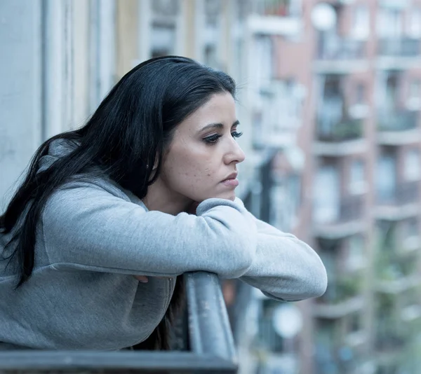 Krásná Latina Depresi Osamělá Žena Zírat Smutno Bolest Strach Balkóně — Stock fotografie