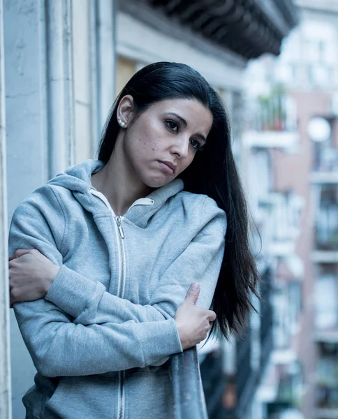 Atraktivní Latinské Depresi Osamělá Žena Zírat Smutný Pocit Bolest Smutek — Stock fotografie