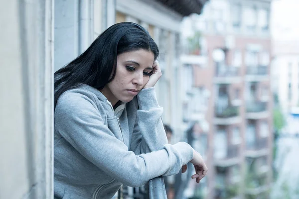 Ελκυστική Λατινική Κατάθλιψη Μοναχική Γυναίκα Κοιτάζοντας Έξω Λυπημένοι Πόνος Θλίψη — Φωτογραφία Αρχείου