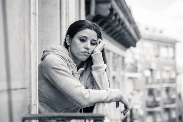 魅力的なラテンには 悲しい気持ち 悲しみ 自宅バルコニーに外を見つめる孤独な女性が落ち込んでいます うつ病や精神的な健康の概念 — ストック写真
