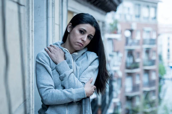 Latim Atraente Deprimido Mulher Solitária Olhando Para Fora Sentindo Triste — Fotografia de Stock