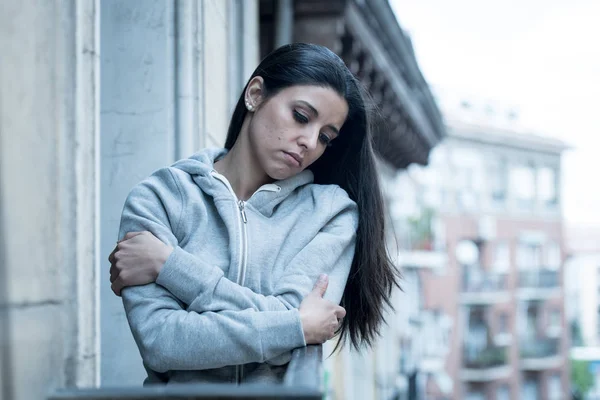 Latim Atraente Deprimido Mulher Solitária Olhando Para Fora Sentindo Triste — Fotografia de Stock