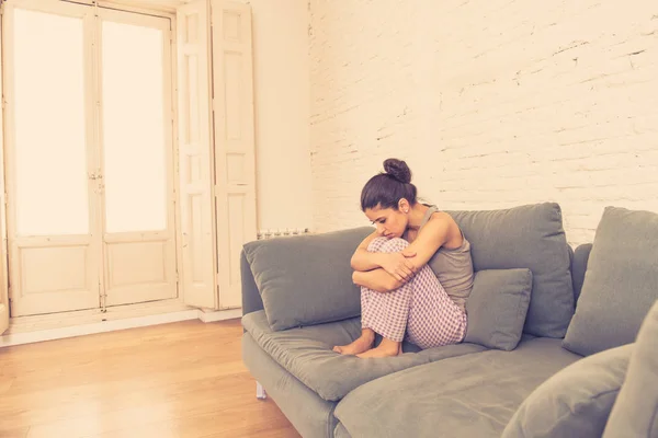 Gyönyörű Latin Depressziós Magányos Bámulja Szomorú Fájdalom Bánat Otthon Kanapén — Stock Fotó