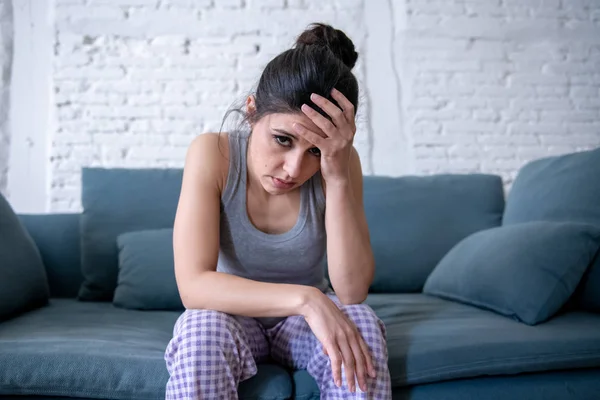 美丽的拉丁忧郁寂寞的女人凝视着窗外的悲伤 悲伤在家里的沙发上 抑郁与心理健康概念 — 图库照片