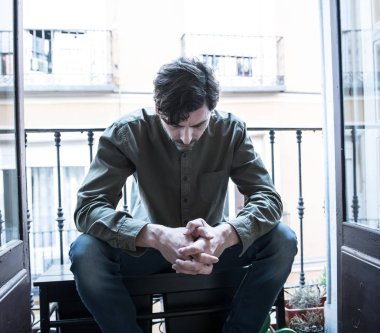 Genç adam depresif, arıyorum ev balkon dışında arayan yalnız yok, duygusal kriz üzücü ve acı ve keder bir zor ve önemli hayat karar almayı düşünüyorum