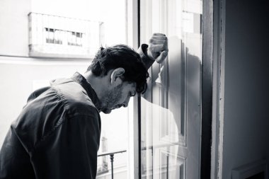 Genç adam depresif, arıyorum ev balkon dışında arayan yalnız yok, duygusal kriz üzücü ve acı ve keder bir zor ve önemli hayat karar almayı düşünüyorum