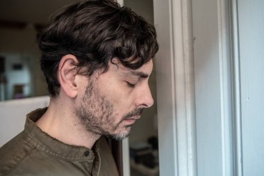 Genç adam depresif, arıyorum ev balkon dışında arayan yalnız yok, duygusal kriz üzücü ve acı ve keder bir zor ve önemli hayat karar almayı düşünüyorum