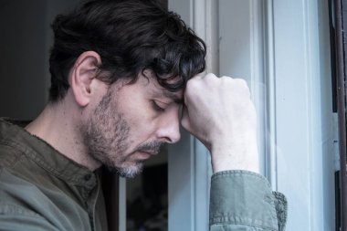 Genç adam depresif, arıyorum ev balkon dışında arayan yalnız yok, duygusal kriz üzücü ve acı ve keder bir zor ve önemli hayat karar almayı düşünüyorum