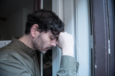 Genç adam depresif, arıyorum ev balkon dışında arayan yalnız yok, duygusal kriz üzücü ve acı ve keder bir zor ve önemli hayat karar almayı düşünüyorum