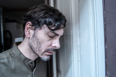 Genç adam depresif, arıyorum ev balkon dışında arayan yalnız yok, duygusal kriz üzücü ve acı ve keder bir zor ve önemli hayat karar almayı düşünüyorum