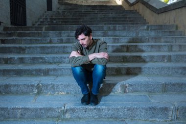 latin erkek iş adımları duygu Anksiyete depresyon yetişkin neden ve sorun çıkardın yaşamanın dışında oturan vurguladı hissediyorum yalnız, üzgün ve endişeli ruh sağlığı kavramı