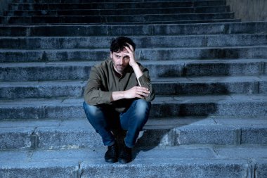 latin erkek iş adımları duygu Anksiyete depresyon yetişkin neden ve sorun çıkardın yaşamanın dışında oturan vurguladı hissediyorum yalnız, üzgün ve endişeli ruh sağlığı kavramı