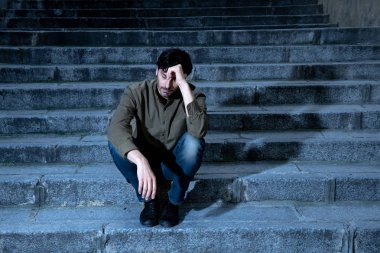latin erkek iş adımları duygu Anksiyete depresyon yetişkin neden ve sorun çıkardın yaşamanın dışında oturan vurguladı hissediyorum yalnız, üzgün ve endişeli ruh sağlığı kavramı