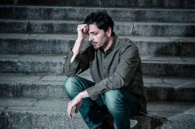 latin erkek iş adımları duygu Anksiyete depresyon yetişkin neden ve sorun çıkardın yaşamanın dışında oturan vurguladı hissediyorum yalnız, üzgün ve endişeli ruh sağlığı kavramı