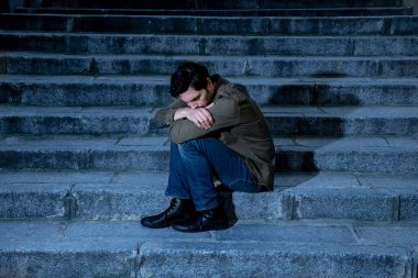 latin erkek iş adımları duygu Anksiyete depresyon yetişkin neden ve sorun çıkardın yaşamanın dışında oturan vurguladı hissediyorum yalnız, üzgün ve endişeli ruh sağlığı kavramı
