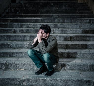 latin erkek iş adımları duygu Anksiyete depresyon yetişkin neden ve sorun çıkardın yaşamanın dışında oturan vurguladı hissediyorum yalnız, üzgün ve endişeli ruh sağlığı kavramı