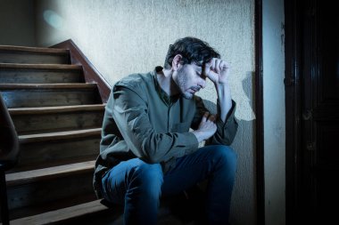 depresif latin adam kafa ellerinde içinde duygu yalnız ve üzgün ve stresli iş ve bir ruh sağlığı kavramı yaşam hakkında bir merdivenlerinde oturmuş
