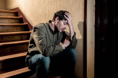 depresif latin adam kafa ellerinde içinde duygu yalnız ve üzgün ve stresli iş ve bir ruh sağlığı kavramı yaşam hakkında bir merdivenlerinde oturmuş