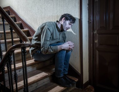 depresif latin adam kafa ellerinde içinde duygu yalnız ve üzgün ve stresli iş ve bir ruh sağlığı kavramı yaşam hakkında bir merdivenlerinde oturmuş