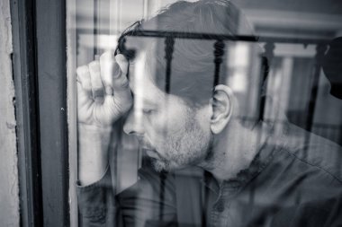 Orta portre yakından yaşlı adam üzgün ve depresif ruh sağlığı kavramı depresyon acı hayatı hakkında düşünme pencere refection üzerinden seyir