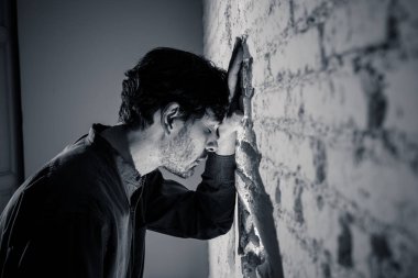 depresif adam kadar evde, karanlık odada beyaz duvara yaslanmış mutsuz, yorgun ve bir ruh sağlığı depresyon kavramı endişeli duygu.