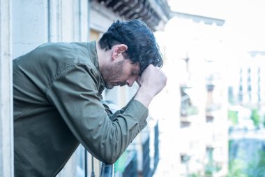 ruh sağlığı kavramı içinde yalnız ev depresyon acı ve Gaze bir balkon pencere bakarak üzgün ve depresyonda adam portresi kapatın