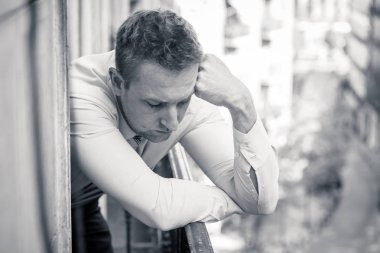 ruh sağlığı kavramı içinde yalnız ev depresyon acı ve Gaze bir balkon pencere bakarak üzgün ve depresyonda adam portresi kapatın