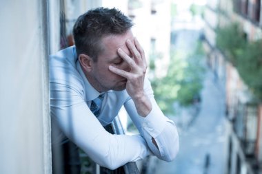 ruh sağlığı kavramı içinde yalnız ev depresyon acı ve Gaze bir balkon pencere bakarak üzgün ve depresyonda adam portresi kapatın
