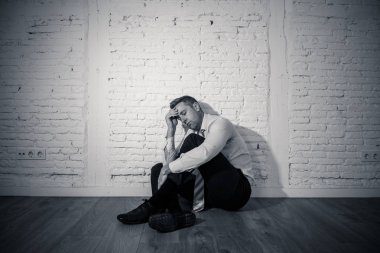 üzgün, yalnız ve ruh sağlığı depresyon kavramı içinde evde beyaz bir duvara yaslanmış anksiyete acı duygu depresif iş adamı