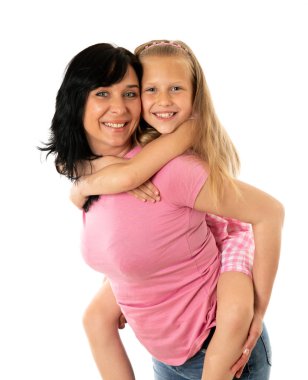 Studio beyaz zemin üzerine sarılma aile portresi. Mutlu bir aile 