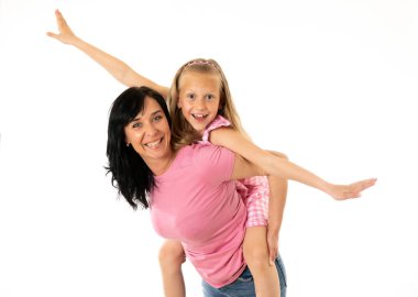 Studio beyaz zemin üzerine sarılma aile portresi. Mutlu bir aile 