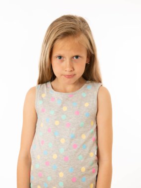 Güzel bir portresi zorbalık, depresif, yalnız, yorgun, stresli genç çocuk mutsuz ve üzgün bakıyor. Arka plan ile izole. İnsan duyguları, yüz ifadeleri, beden dili ve bulling