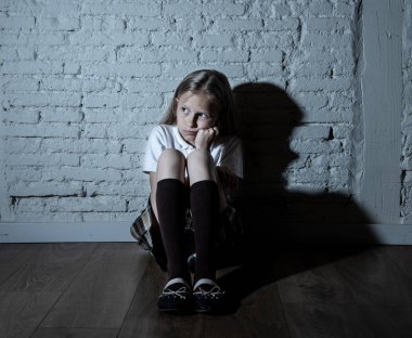 Bulling ve yalnız, mutsuz umutsuz ve umutsuz oturma duvara karanlık ışık felling taciz acı üzgün çaresiz genç kızı. Okul yalıtım, şiddet ve zorbalık kavramı