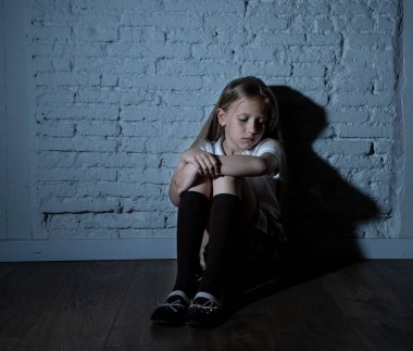 Bulling ve yalnız, mutsuz umutsuz ve umutsuz oturma duvara karanlık ışık felling taciz acı üzgün çaresiz genç kızı. Okul yalıtım, şiddet ve zorbalık kavramı