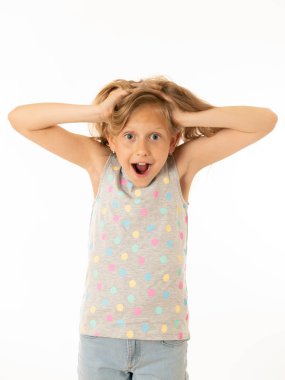 Portre kadar kapatın. Şirin büyüleyici mutlu, heyecanlı, eğlenceli, neşeli genç çocuk şok, sürpriz bir suratla kafama ellerini. Olumlu insan duygu, beden dili ve duygu. Beyaz arka plan