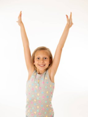 Portre kadar kapatın. Şirin mutlu, büyüleyici heyecanlı, komik, neşeli genç evlat sürpriz bir suratla zaferini kutluyor. Olumlu insan duygu, beden dili