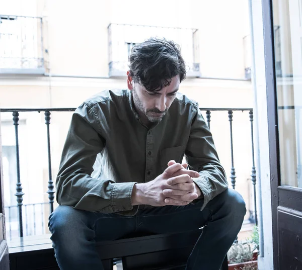 Μοναχικός Νεαρός Άνδρας Κοιτάζοντας Έξω Από Σπίτι Μπαλκόνι Κοιτάζοντας Κατάθλιψη — Φωτογραφία Αρχείου