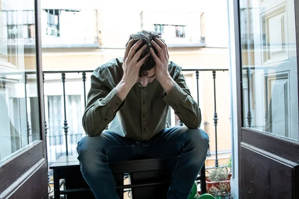 Samotny Młody Człowiek Szuka Poza Dom Balkonem Patrząc Depresji Zniszczone — Zdjęcie stockowe