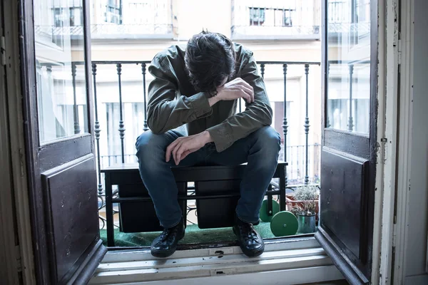 Osamělý Mladý Muž Mimo Dům Balkonu Pohledu Depresi Zničen Smutný — Stock fotografie