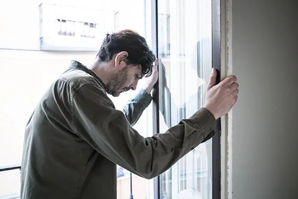 Ensam Ung Man Söker Utanför Huset Balkong Ser Deprimerad Förstört — Stockfoto