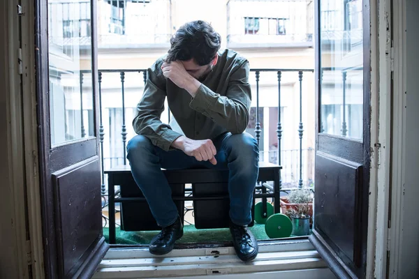 Самотній Молодий Чоловік Дивлячись Балкони Будинку Виглядає Пригніченим Зруйнованим Сумним — стокове фото