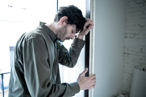 Eenzame Jonge Man Zoek Buiten Huis Balkon Uitkijken Depressief Vernietigd — Stockfoto