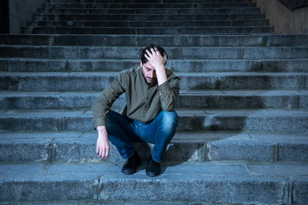 Uomo Latino Stressato Dal Lavoro Seduto Sui Gradini Esterni Sensazione — Foto Stock