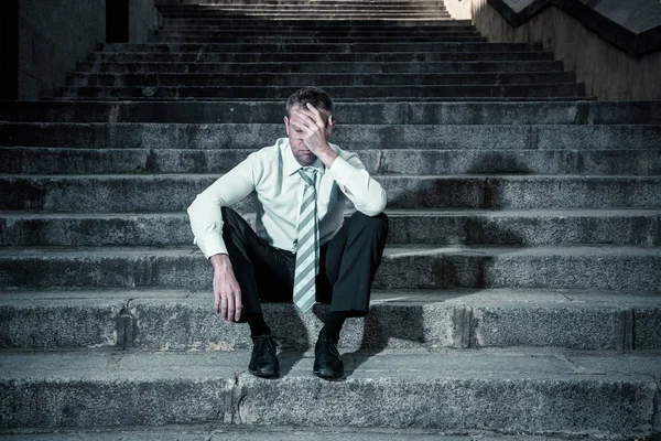 放棄で失われたうつ病の感情的な苦痛 精神的健康コンセプト写真で悲しみに苦しんでいる通り階段の上に座って泣いている若手実業家 — ストック写真