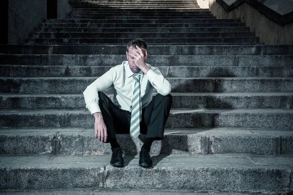 Jovem Homem Negócios Chorando Abandonado Perdido Depressão Sentado Nas Escadas — Fotografia de Stock